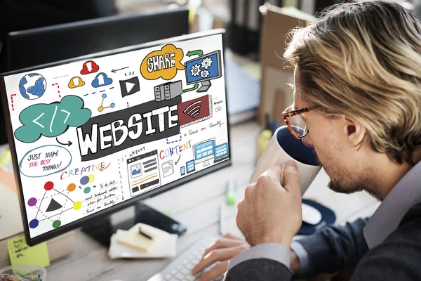 Affärsman som arbetar på dator med hemsida — Stockfoto