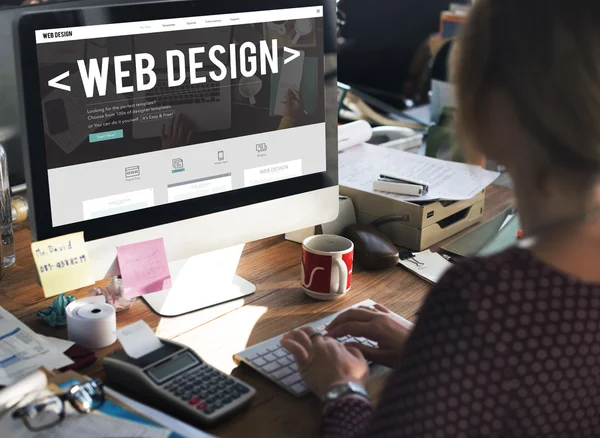 Empresária com web design no monitor — Fotografia de Stock