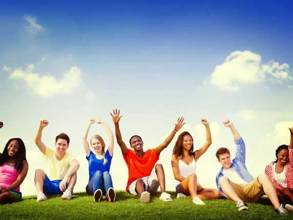 Jóvenes amigos al aire libre — Foto de Stock