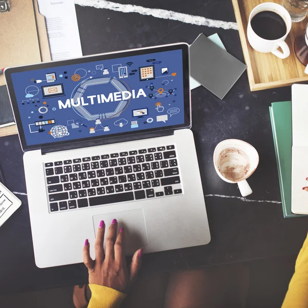 Mujer usando laptop en su lugar de trabajo, proceso de trabajo —  Fotos de Stock