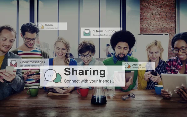 Pessoas usando dispositivos e conceito de compartilhamento — Fotografia de Stock