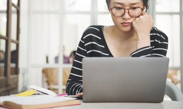 Studenten die online studeren — Stockfoto