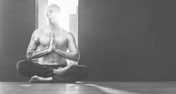 Hombre practicando Pose Yoga — Foto de Stock