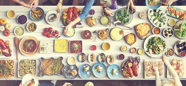 大きなテーブルの食べる友達 — ストック写真