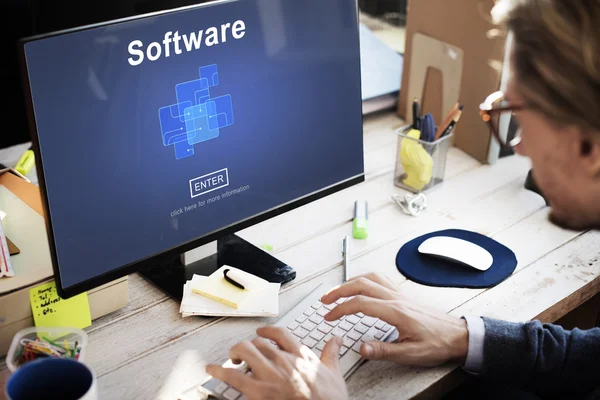 Geschäftsmann mit Software am Monitor — Stockfoto