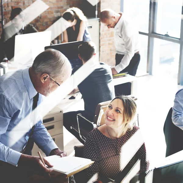 Uomini d'affari che lavorano in ufficio — Foto Stock