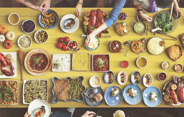 Vrienden eten voor grote tafel — Stockfoto