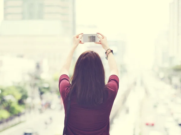 Visão traseira do viajante mulher — Fotografia de Stock