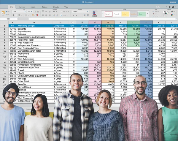 Diversity-Menschen mit Tabellenkalkulation — Stockfoto