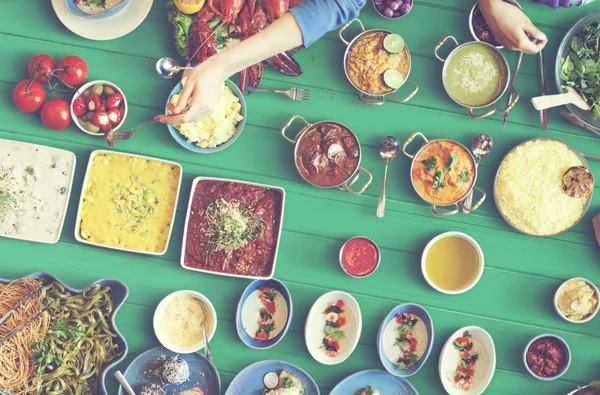 Amigos comendo para grande mesa — Fotografia de Stock