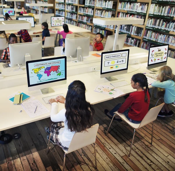 Bambini che imparano in aula computer — Foto Stock