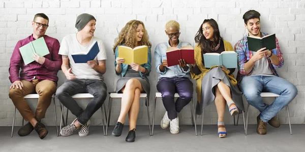 Diversiteit mensen met boeken — Stockfoto