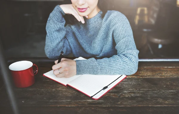 Mujer asiática con cuaderno — Foto de Stock