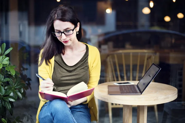 Frau liest und studiert — Stockfoto