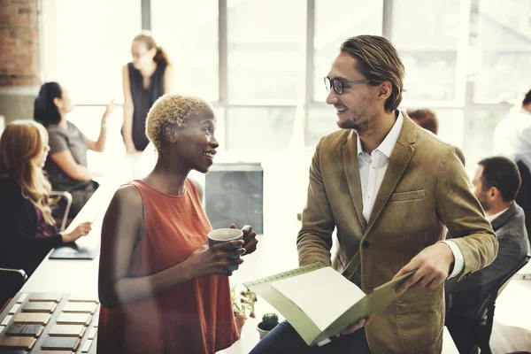 Uomini d'affari che lavorano in ufficio — Foto Stock