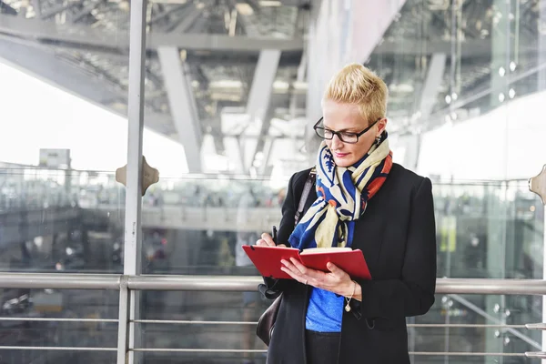 Donna d'affari che scrive nel quaderno — Foto Stock