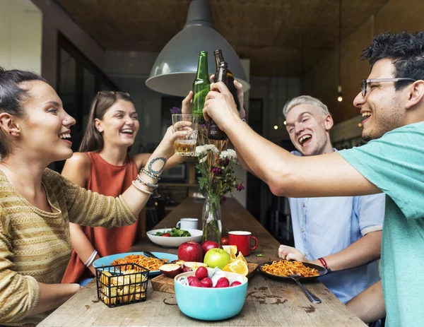 Vänner lycka på kök — Stockfoto