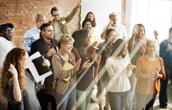 Разнообразие людей аплодируют
