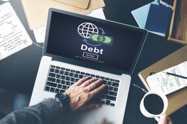 Onun iş yerinde dizüstü bilgisayar kullanan adam işlem çalışma 