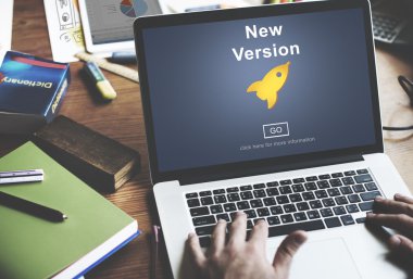 Onun iş yerinde dizüstü bilgisayar kullanan adam işlem çalışma 
