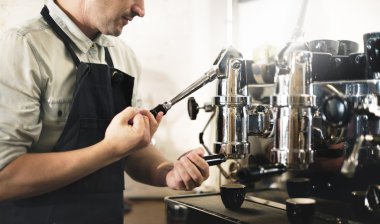 Barista kahve yapıyor makine 