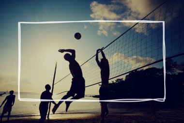 Plaj voleybolu oynayanlar