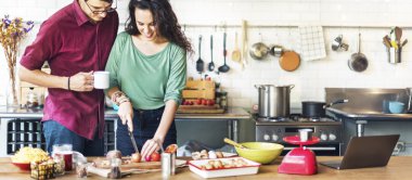 Çift birlikte yemek