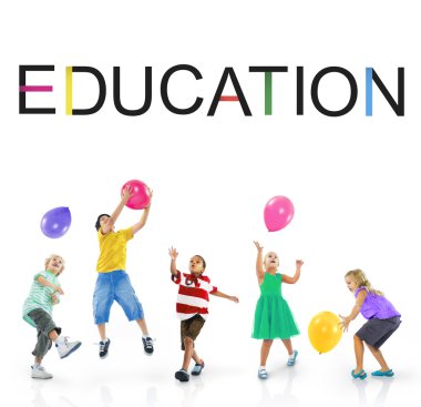 Çocuklar balonlarla oynuyor