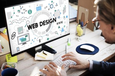 monitörde web tasarımı ile işadamı