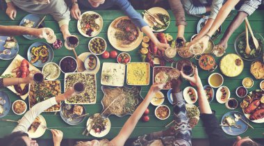 arkadaşlar büyük tablo için yemek