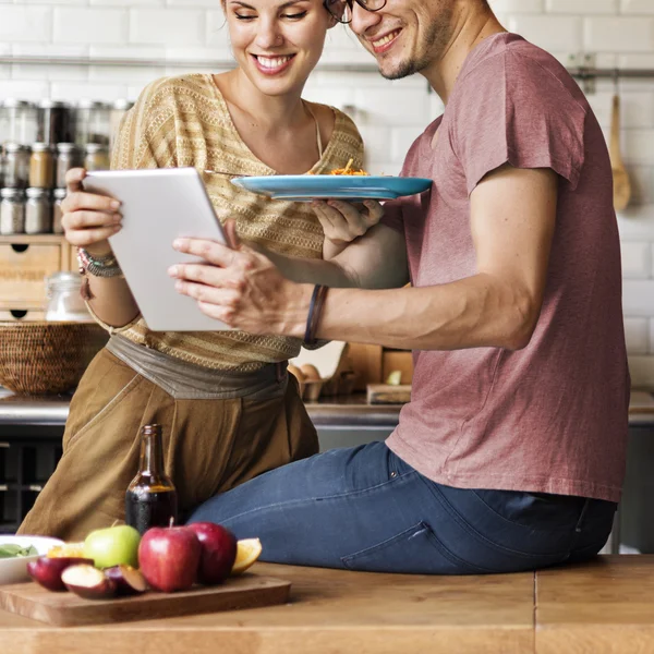 Pareja comiendo espaguetis — Foto de Stock