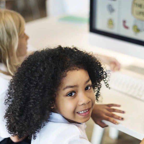 Leuk meisje met behulp van computer — Stockfoto