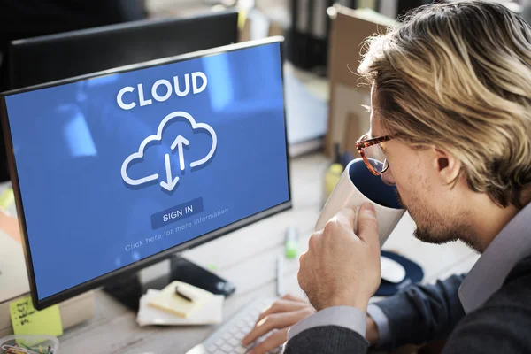 Geschäftsmann mit Wolke am Monitor — Stockfoto