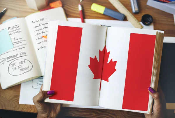 캐나다 국기와 함께 책을 들고 여자 — 스톡 사진