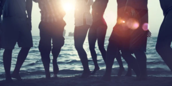 Vänner att ha kul tillsammans på stranden — Stockfoto