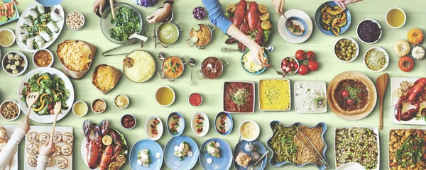 Freunde essen für großen Tisch — Stockfoto