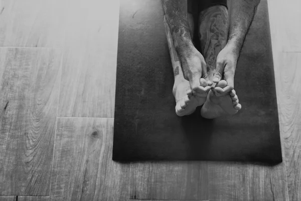 Mann praktiziert Pose Yoga — Stockfoto