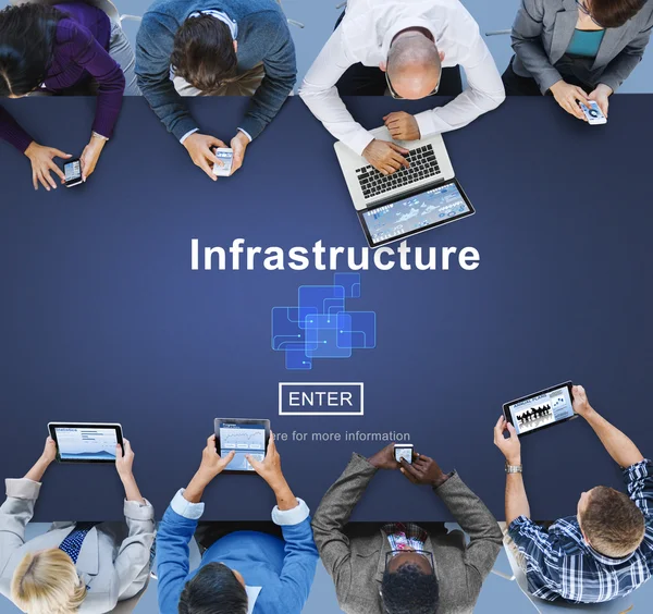 Personnes utilisant des appareils et concept d'infrastructure — Photo