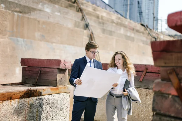 Affärsmannen och affärskvinna ingenjörer — Stockfoto