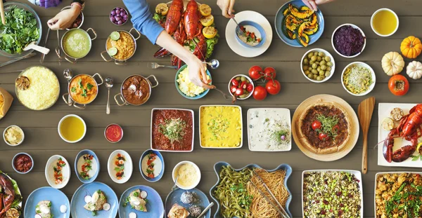 Amigos comiendo para la mesa grande — Foto de Stock