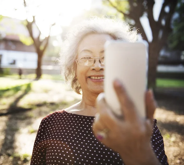 Ηλικιωμένη γυναίκα με κινητό τηλέφωνο — Φωτογραφία Αρχείου