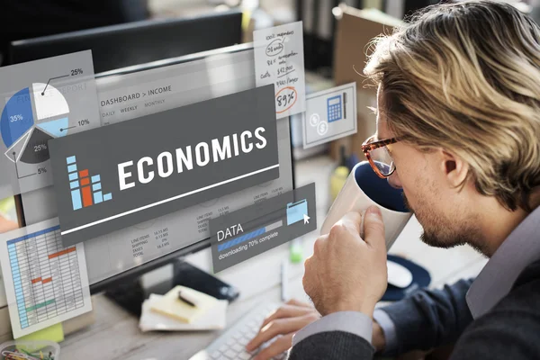 Hombre de negocios con economía en monitor — Foto de Stock