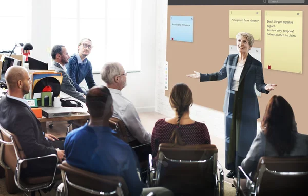 Geschäftsleute im Amt — Stockfoto