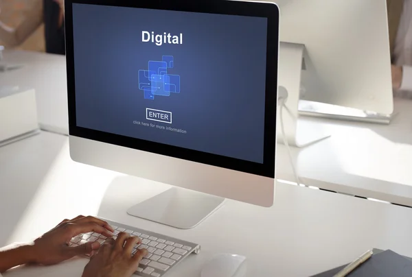 Homem usando computador e conceito digital — Fotografia de Stock