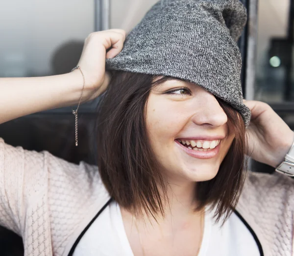 Chica en sombrero gris —  Fotos de Stock