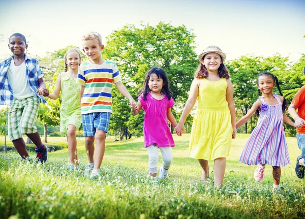 Niños jugando al aire libre — Foto de Stock