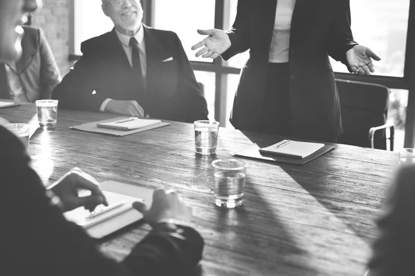 Geschäftsleute diskutieren — Stockfoto