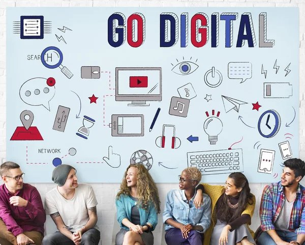 Diversidade de pessoas com Go Digital — Fotografia de Stock