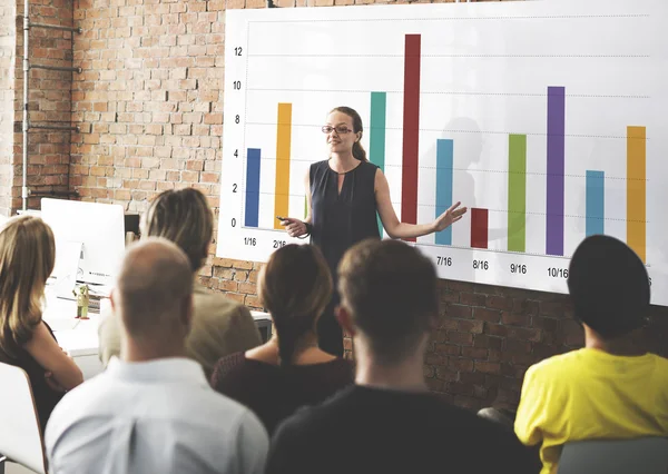 Mensen op conferentie met grafiek — Stockfoto