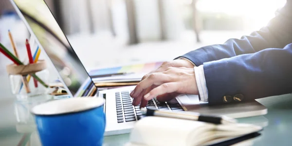 Zakenman werkt met laptop — Stockfoto